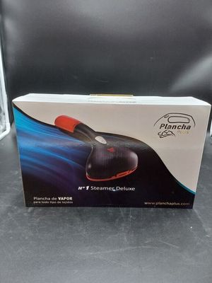 La boîte d'une souris d'ordinateur est posée sur une table.