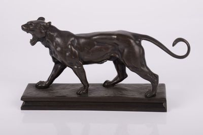 statue de lion sur un socle de marbre sur fond blanc