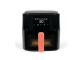 une friteuse à air chaud noire d'où sort un bâtonnet orange