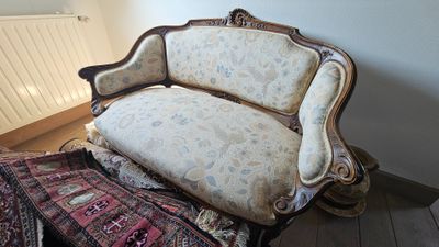 un canapé et un pouf dans un coin de la pièce