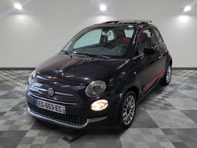 la photo d'une petite voiture noire garée dans un garage
