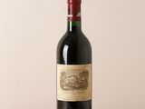une bouteille de vin rouge posée sur une table en bois