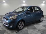la photo d'une voiture bleue garée dans un garage