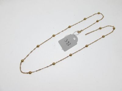 un collier en chaîne d'or muni d'une médaille