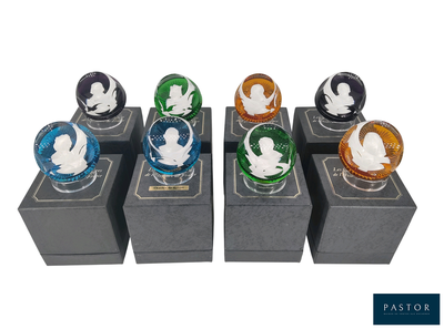 cinq figurines en verre de couleurs différentes exposées en rangée