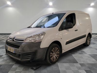 la camionnette blanche est garée sur le sol en damier d'une pièce