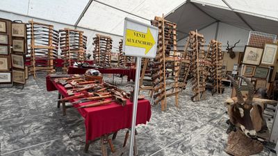 une grande tente sur laquelle sont disposés de nombreux objets en bois