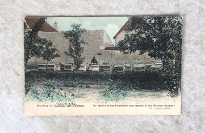 une photo d'une carte postale avec, en arrière-plan, l'image d'une maison