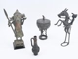 un grand nombre de statues posées sur une table