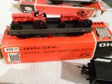 deux petits trains assis l'un à côté de l'autre sur une table