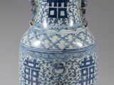 un vase bleu et blanc orné d'un motif