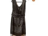 une photo d'une robe noire suspendue à un porte-manteau
