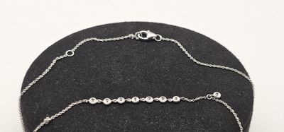 Bracelet à maillons en argent sterling présenté sur un présentoir noir