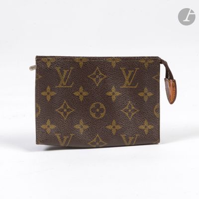 un portefeuille Louis Vuitton marron muni d'une poignée marron