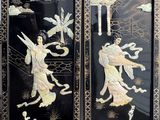 deux tableaux noirs et dorés accrochés l'un à côté de l'autre au mur