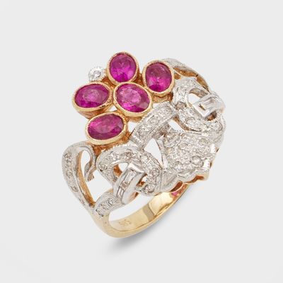 un gros plan sur une bague sertie d'un diamant rose et blanc