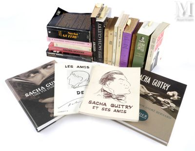 plusieurs livres sont empilés sur une surface blanche