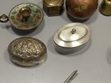 un grand nombre d'objets différents posés sur une table