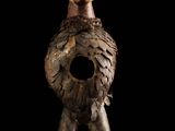 un gros plan sur la statue d'une personne avec un oiseau perché sur la tête