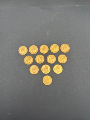 un gros plan sur un tas de pièces d'or posées sur une surface noire