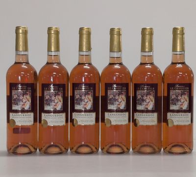 six bouteilles de vin sont alignées sur une table