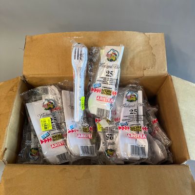 une boîte en carton remplie de brosses à dents et de dentifrice