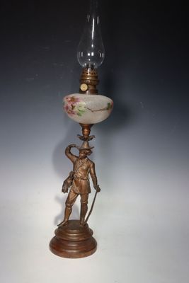 une lampe à l'ancienne sur laquelle est représenté un homme tenant une épée et un abat-jour