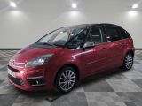 la citrole rouge est garee sur un carrelage en damier