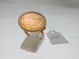 gros plan d'une pièce de monnaie sur une surface blanche avec une étiquette de prix