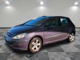 la photo d'une voiture violette garée dans un garage