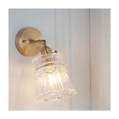 une applique murale munie d'un abat-jour en verre