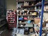 une pièce remplie d'une multitude d'objets de toutes sortes