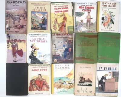un grand nombre de livres posés sur une table