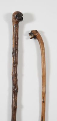 Lot de deux cannes décoratives à fût en bois sculpté, les pommeaux fig - Photo 1