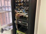 une photo montrant un rack de câbles dans une pièce