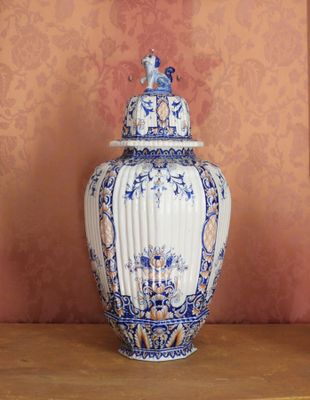 un vase bleu et blanc posé sur une table en bois