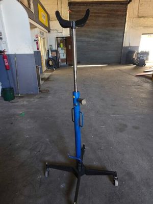 une image d'un scooter bleu et noir dans un garage
