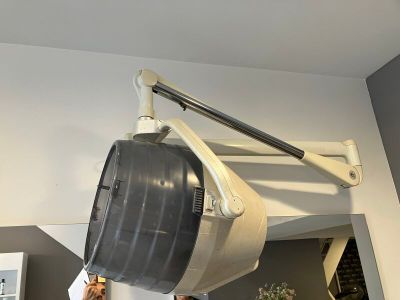 un homme qui tient un gros objet au-dessus de sa tête