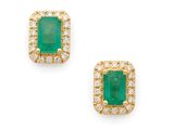 une paire de boucles d'oreilles en émeraude et diamant