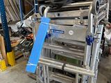 une photo d'un chariot métallique dans un entrepôt
