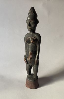 an old wooden statue of a man with a hat on his head