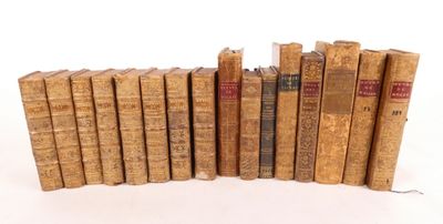 plusieurs vieux livres empilés sur une surface blanche