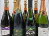 plusieurs bouteilles de vin sont alignées dans une rangée