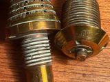 deux types d'outils différents posés sur une table en bois
