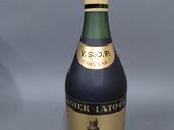 une bouteille d'alcool posée sur une table