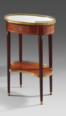 une petite table avec une étagère en haut et une autre en bas