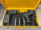 une mallette à outils jaune contenant des outils
