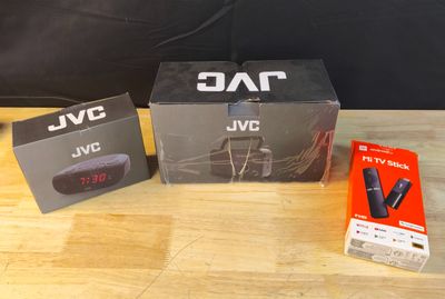 Lot de 3 articles : Un radio réveil JVC, une Radio portable …