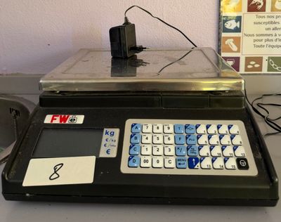 un ordinateur portable posé sur un bureau