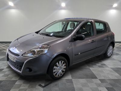 la photo d'une voiture argentée garée dans un garage